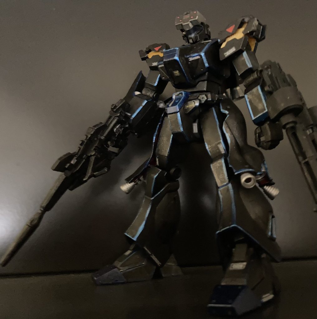 汚しではなく、艶消し黒を強調するため、メタブルーを輪郭に入れました。日本刀の刃紋みたいに見えればカッコいいかもって。多少波打つぐらいを狙って綿棒で付けました。部屋のどっかにバーニアが3個逃亡。明け方にコンビニで接着剤を探す怪しいジジイ徘徊。