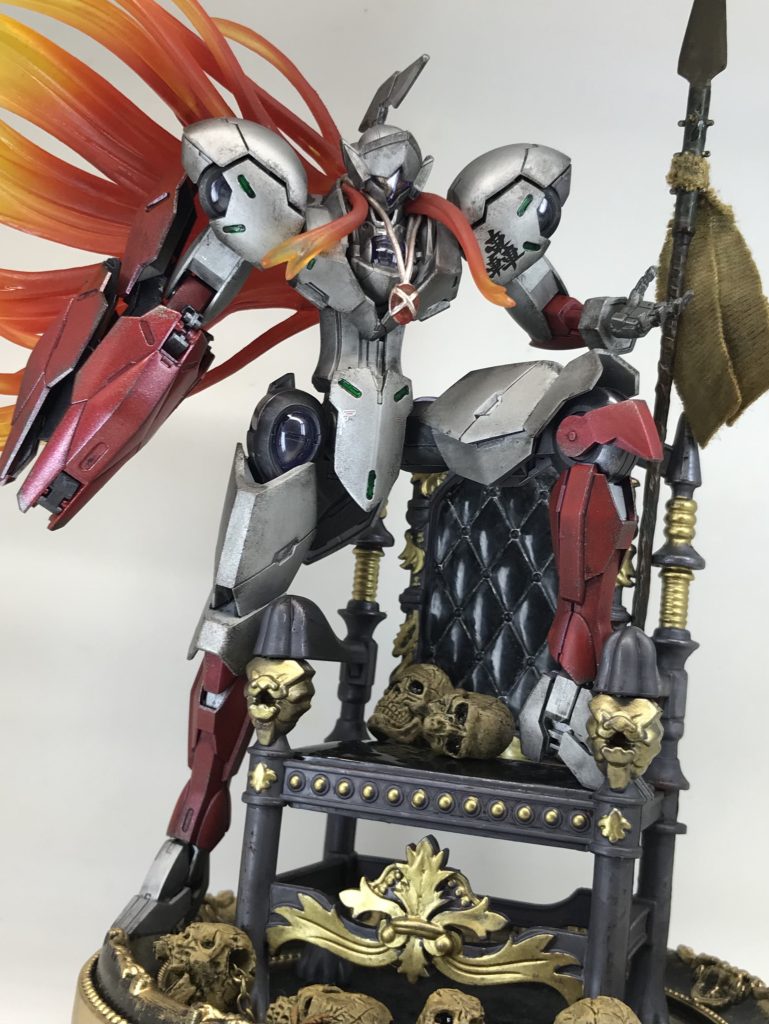 髪とネックレスはストーリーでも触れましたが、リサイクルショップで投げ売りされてた名前も知らない美少女フィギュアから拝借😅(灼眼のシャナというフィギュアらしい)槍とシャレコウベは所持しているスポーンのフィギュアからパクりました小物を作製しないでそのまま使う…モデラーとしてはまさに…邪道🙄それが私の汚プラスタイル👍