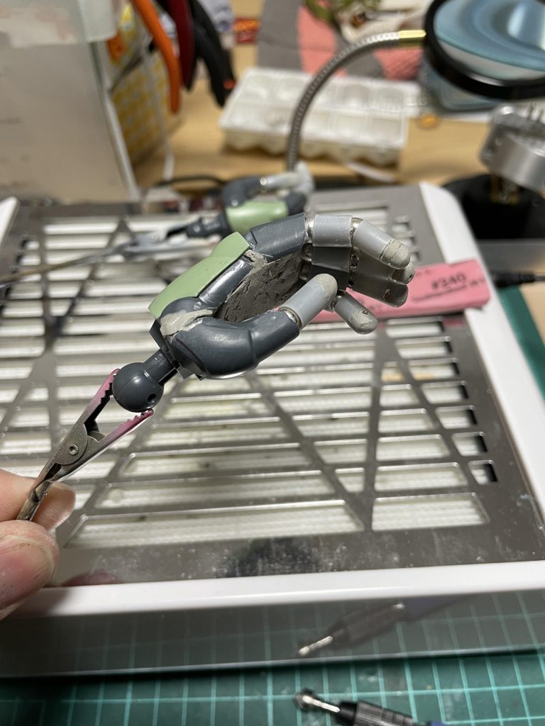 ハンドパーツは付属の武器持ち手をプラパイプとビーズで改造しました。