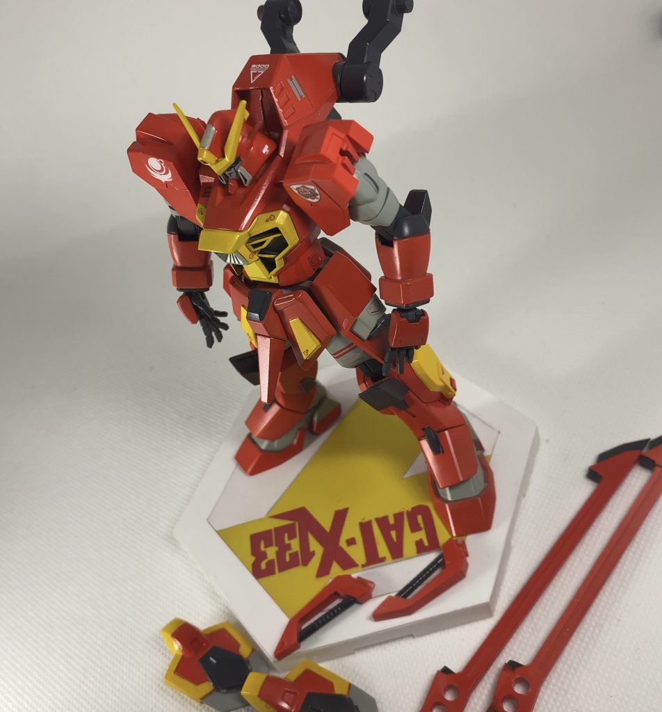 武器全部外した状態台座はアクションベースにプラ板を貼り付けてマスキングで機体番号を表してみました。