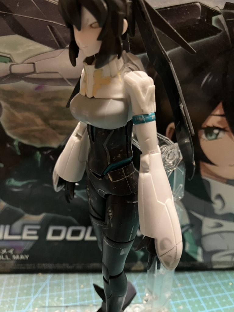 服の部分を伸ばしてなだらかにしました。ここからミサイル出るんだよ!って言い訳しようと思ったのですが、リアルバージョン寄せなので黙って修正。プラ板って便利ですね!w最後までお付き合いありがとうございました!