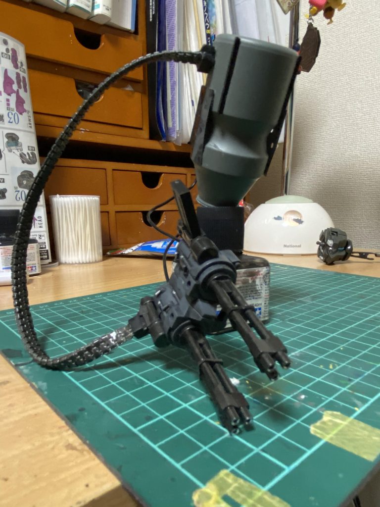 弾倉はヤクルトの容器で作りました。