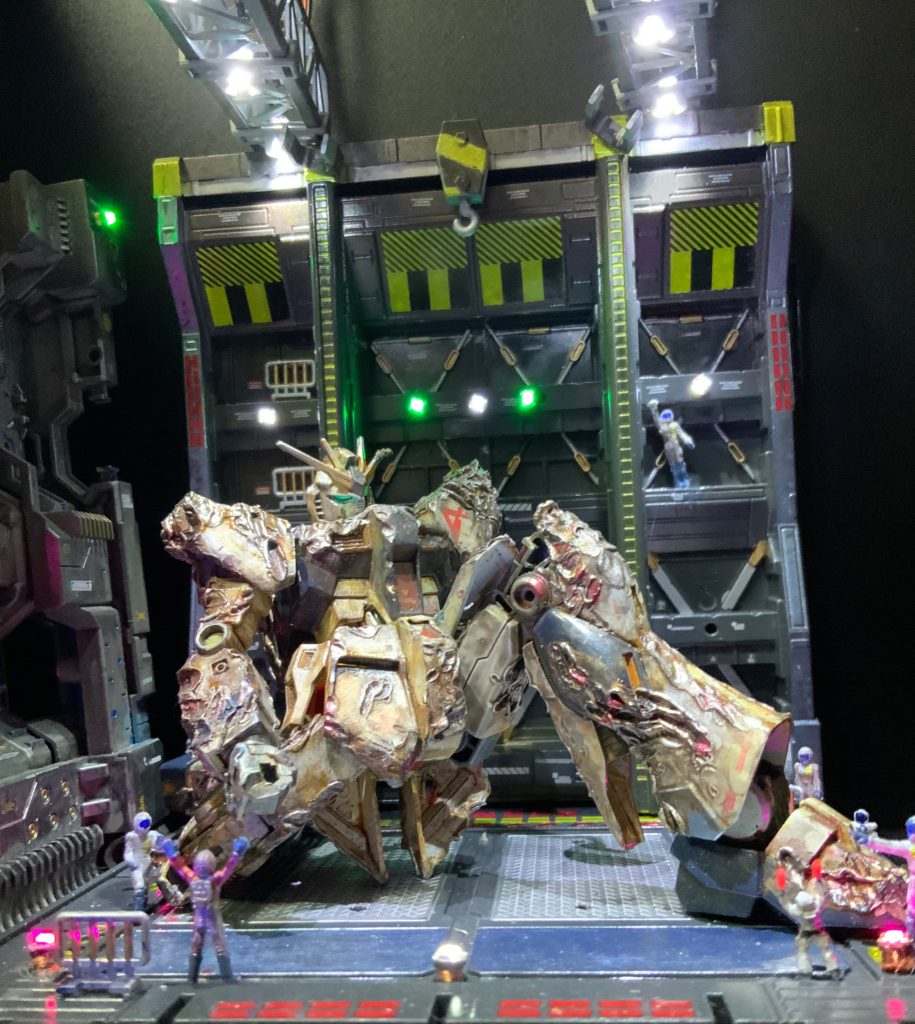 EG νガンダムだから出来たダメージコテコテの作品です　汚し、ダメージは終わりないし単体だとアピール弱いので格納庫をキチンと作りました　まあ使い回しも出来るので… ガンスタさんにはほぼ1年ぶりの投稿です　宜しくお願いします(o^^o)