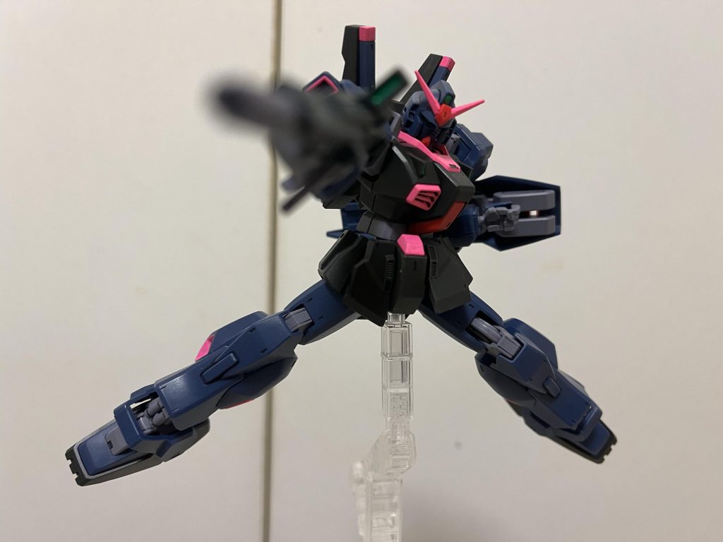 いつも通りの、とりあえずSEEDポーズ!頭部を動かすと、襟元のピンクが擦れて剥がれるので、頭部はちょっと削ってます。