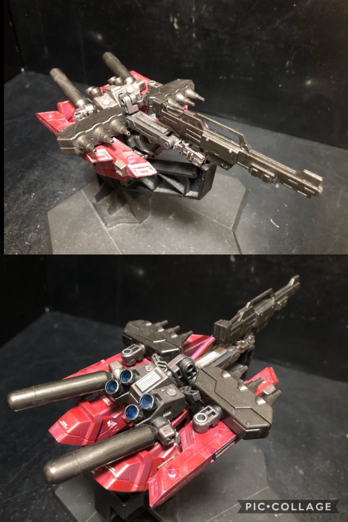 シャア「ほう。コレか。」oyz「こちらがAパーツ、“サザビーアタッカー”になります。えー、頭部を反転、腕部を機体上方に上げ折りたたみ。バックパックのアームにライフルを持たせ、シールドを分割。ファンネルポッドに装着し完成です。」シャア「ほう。」oyz「ファンネルが機体前面を向いており、ファンネルを射出せずに射撃可能です。」シャア「ライフルを含め7射出来るとは恐れ入る。シューティングゲームの実機の様だな。」oyz「ではBパーツにいきましょう。」シャア「うむ。」