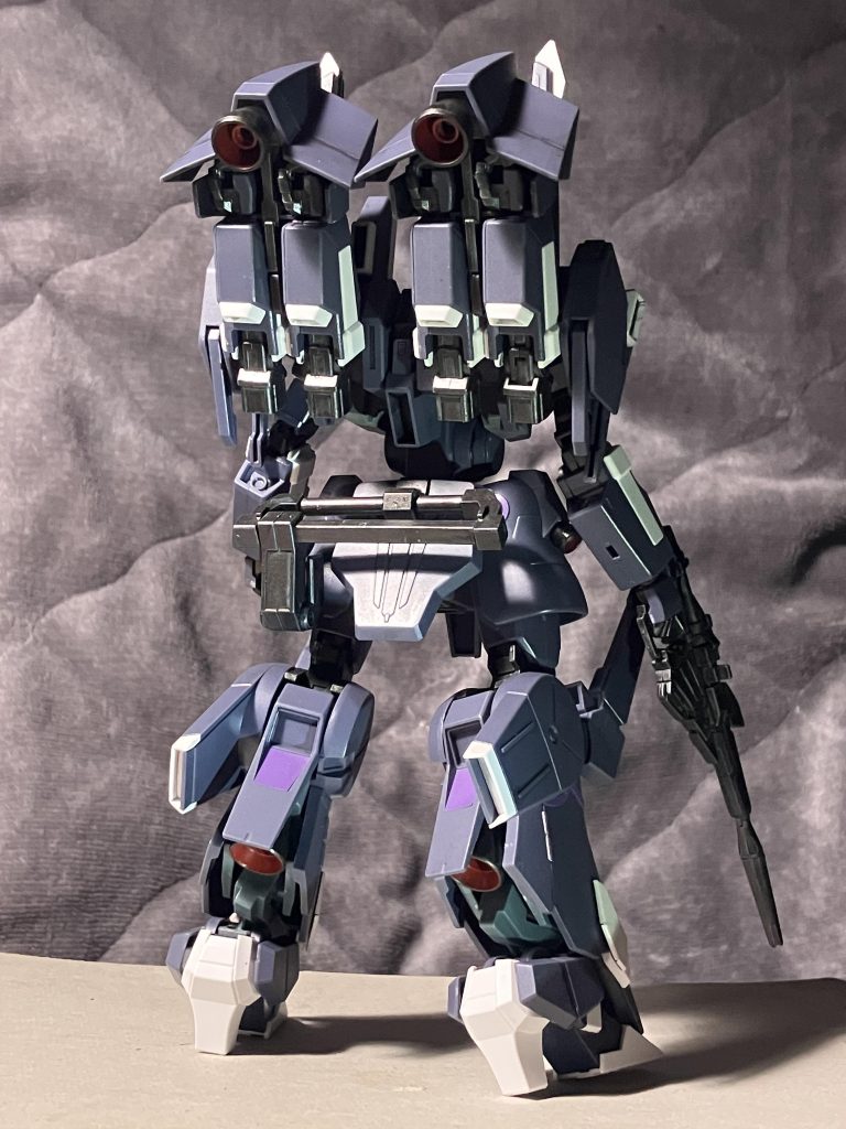 ビームマグナムを1発撃つたびに腕が壊れるので腕交換するという設定による腕ストックのランドセル。見てると笑えます。