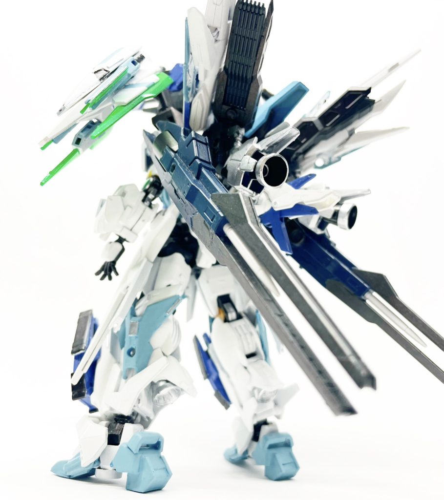 バックパックにはかなり力を入れました。機関はGNドライヴ核融合混合方式ってとこですかね。