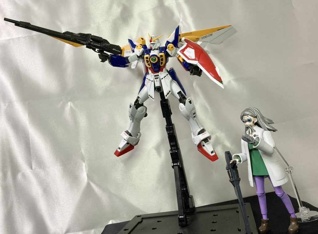 【XXXG-01W ウイングガンダム】地球圏統一連合に対しての一大反攻作戦『オペレーション・メテオ』に投入する為に、ワシが作り上げたのがこのウイングガンダムじゃ。15年前に開発していたウイングガンダムゼロの設計思想を色濃く反映させた汎用機であり、ゼロの問題点であったゼロシステムやバスターライフル等の過剰過ぎる兵器性能を徹底的にデチューンした装備を有しておる。しかしそれであっても、今のOZの貧弱なMSなぞ遥かに上回る最高の機体じゃ。