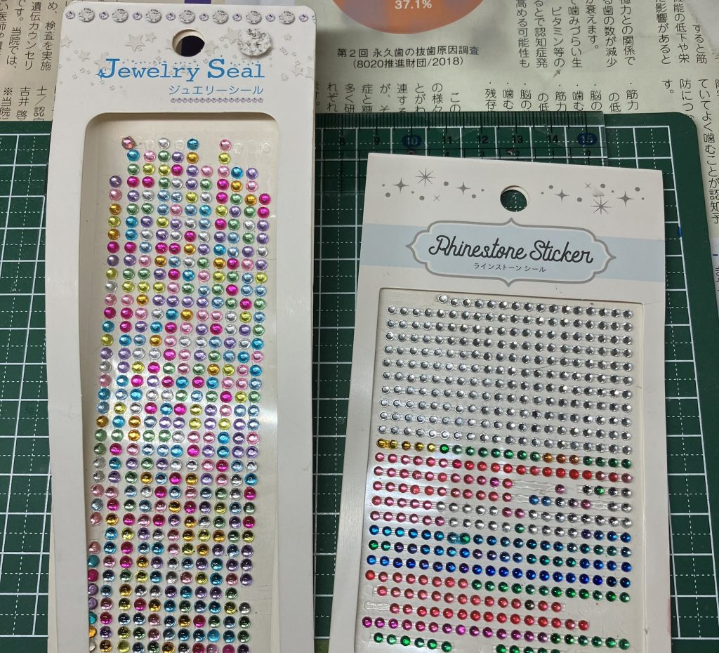 モノアイは100均のラインストーンを使いました。これはシルバーのテープで裏打ちしててるので使いやすいです。左は3mmで右は2mm で1/144スケールでは2mmがベストです。