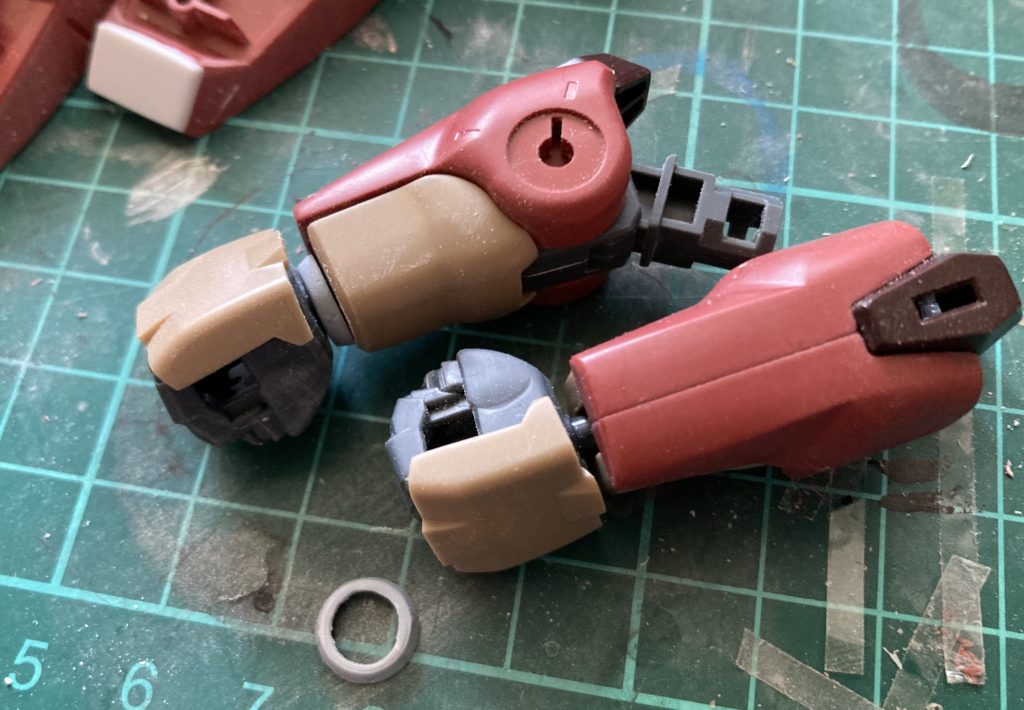 丸リベットを加工して埋めてます。