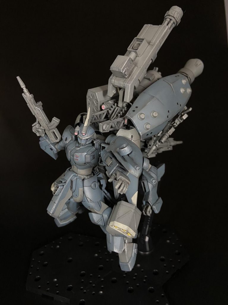 右手はキット付属のマシンガン、左手にはジャンクでこさえたシールド兼ビームガン。1/60ゴッドガンダムの膝が芯になってます。