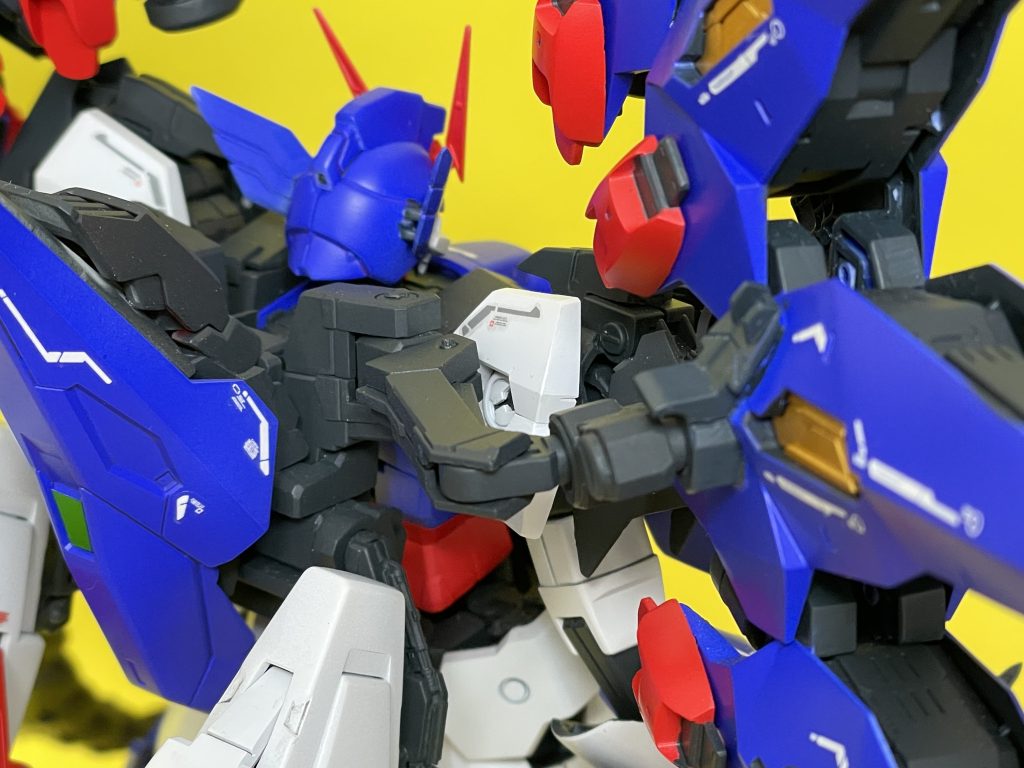 特徴的な肩は、バックパックと解釈