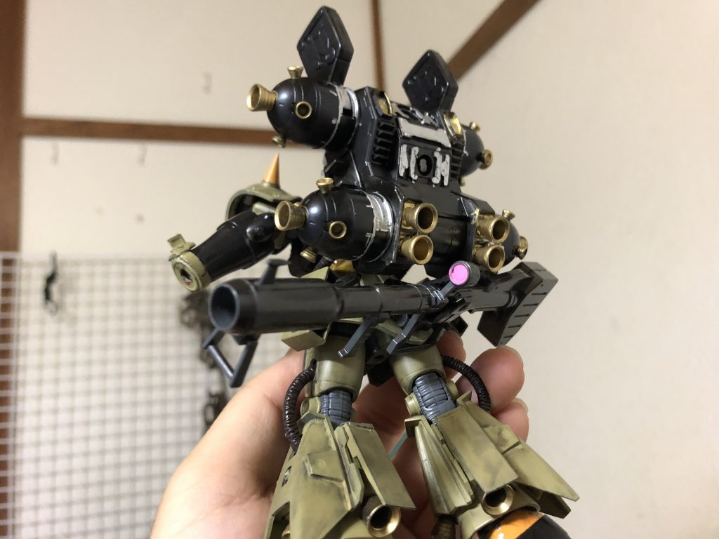 左うでにシールドを装備したので腰にジャイアント・バズをマウントできるように