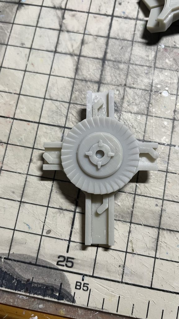 ノンキネティックシールドの展開、収納はリンク機構により中央のリングパーツを回すことでワンタッチで行うことができます。