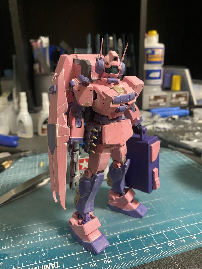 運搬武装用のラッチを岡持ち風に。支給時はベースジャバー等に乗り上から落下させて。武装は最低限のスプレーガン、ビームサーベル、頭部バルカン。王道機体も作りたいけど、やっぱこんな感じの色物機体は楽しい！