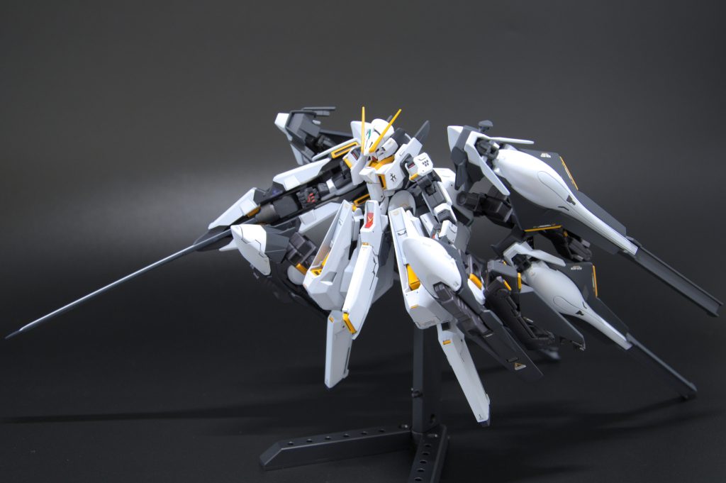 ユニットの塊を後部へ逃がしてもコンポジットシールドブースターの干渉は避けられず、どうにも取り回しがしづらい・・・