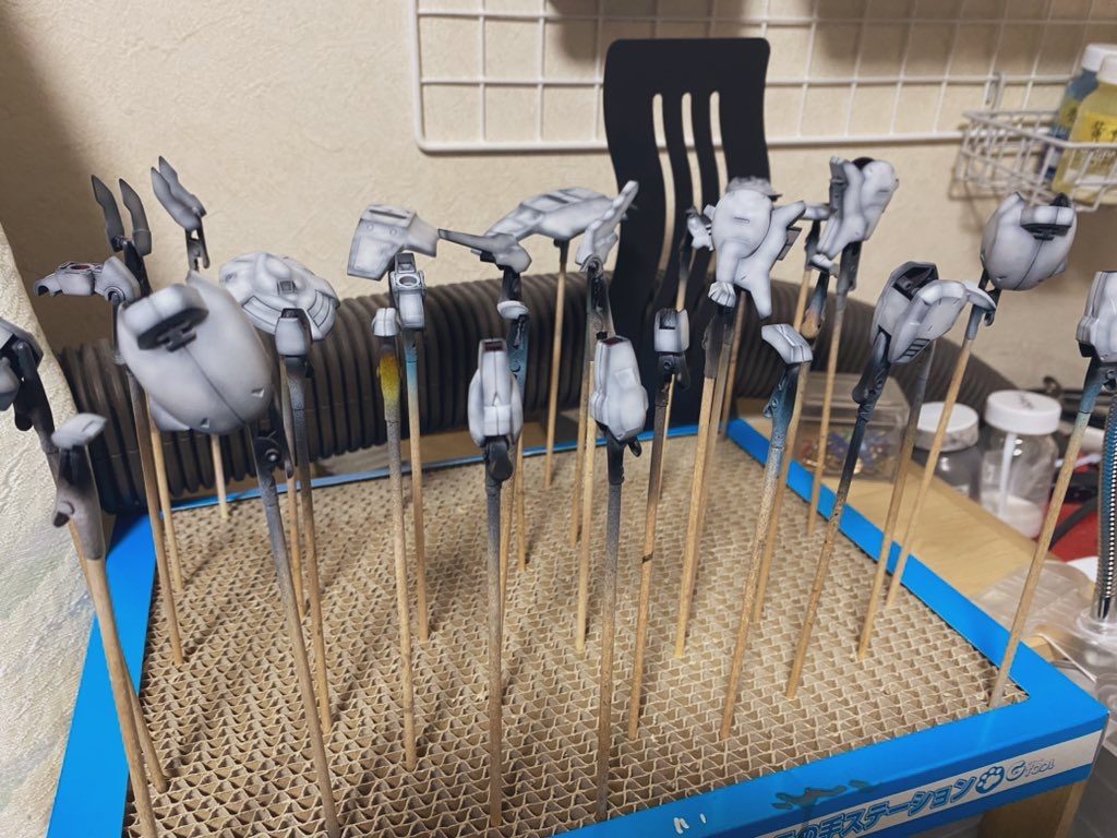 赤の隠蔽力の低さを考えるとエッジ部分のみに黒をのせてグラデーションにした方がいいじゃん！と気づいた時には真っ黒に染まりきっていたパーツをエッジ以外白に塗装してる図です。大幅な時間ロスでした笑