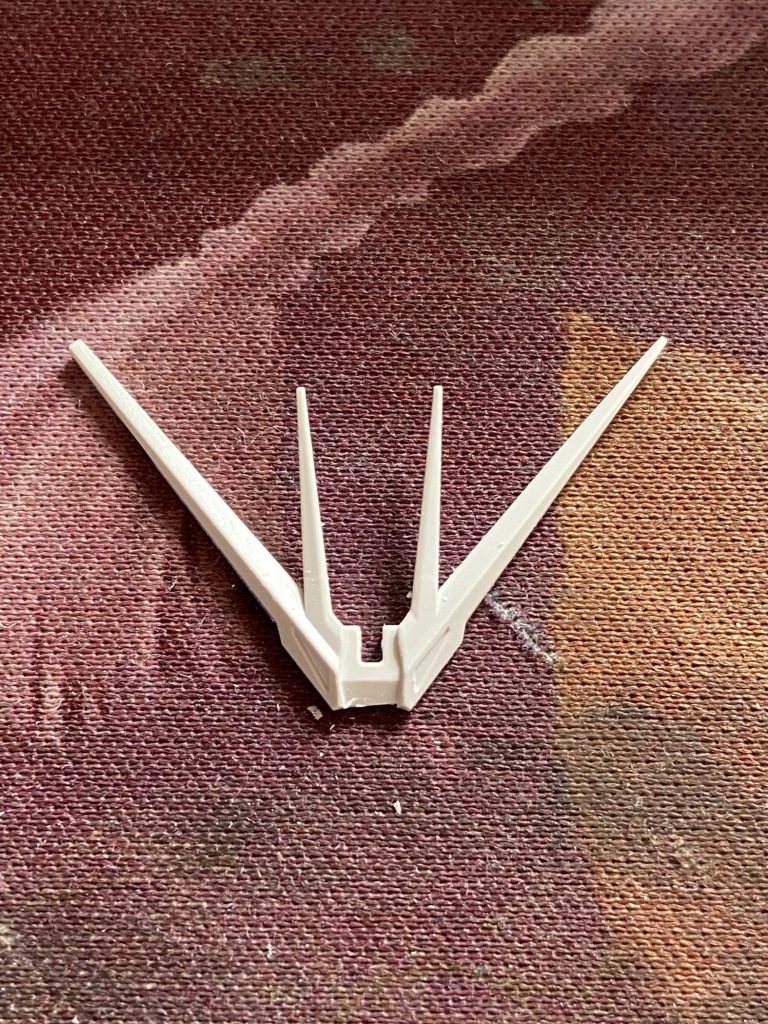 アンテナの太さが気になったのでシャープに。左:未加工　右:加工後