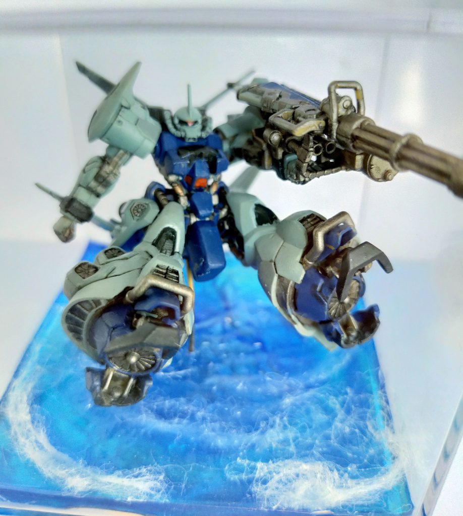 立たせただけだとかっこい足元フィンが見られなくなるので水上で急ブレーキをかけながらマシンガンの狙いをつけてるというポーズです。