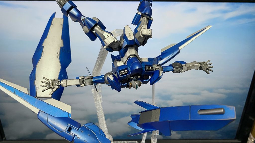 …have a dream of flying in the sky…夢を見る。…夢を見ている。いつも見る夢。知らない空の下、見たことのない草原の中、見知らぬ少女が。赤い髪の少女が手を振って僕の名を呼び…、いや、声は聞こえない。僕の名を呼んでいるような気がするだけなのだけど。「エランさん」 …声が、聞こえる。「エランさん。エランさーん」 …彼女の声?…いや違う。あの少女はこんな太い声はしない、…筈だ。「おぉ、起きたっすね」 目を開けると、抜けるような青空をバックに、ピアスだらけの顔が僕を覗き込んでいる。 ペイル社の所有する試験場のMSハンガー脇の草地で微睡んでいた僕を起こしに来たのだ。ロニー・セイル。僕の機体、G-レフォートのメインメカニックだ。色白痩身に染め上げた金髪、ピアスだらけの顔(身体にもあるらしい)といった容姿だが、人当たりの良い性格、勤勉で技術士としてハード面、ソフト面共に一級以上の腕を持つ青年だ。 午後の試験飛行を行うことを、まだぼんやりしている僕に言いながら、僕の手の平にコーヒー味のキャンディを落とす。「眠気覚ましっす、これからアクロバティックな飛びかたする人に液体は、まずいんで」 …つまり、「上から、ARMS(エア ライド マニューバ システム)の試験飛行の通達が来ました。…身体、大丈夫っすか?」 …うん、大丈夫。そう言って彼に微笑む。G-レフォートには、GUNDフォーマットが施されている。そして、ARMSは、パーメットスコア3で起動する。それがこの身体にどんな影響を与えるか、強化人士である僕のことを気にかけてくれる。彼は、良い人なのだ。 高度一万メートル。を、少し超えた辺り、僕とG-レフォートはティックバランの背に乗っている。コクピットに備え付け足された小さなモニターに、ロニーのピアスだらけの顔が映る。「G-レフォート、目的高度に到達。機体、システム、オールグリーン。パイロット、バイタル、オールグリーン。機体制御、譲渡します。You have control」「…パイロット、エラン・ケレス。機体制御、譲渡を確認。I have control. G-レフォート、Take off」 パーメットリンク2…、機体胸部のシェルユニットが淡い光を放ちながら、G-レフォートは、ティックバランの背から離れる。パイロットとMSの同調により、まるで自らの身体そのものとなったG-レフォートは、その手足を大きく広げ「空」に落ちる。「…パーメットリンク、…3。ARMS起動。ビットステイヴ、ON」