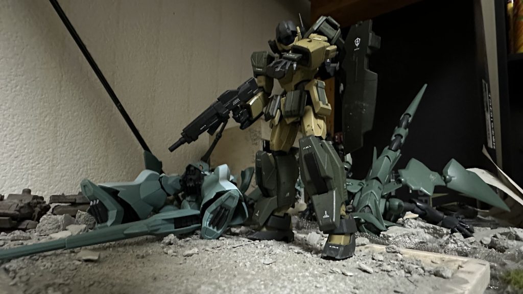 とまぁこんな感じで相変わらずグダグダな製作でしたが久し振りに一から作ったので楽しかったですね。例の如く自身を追い詰めるために徹夜で突貫工事して仕上げたり、デカールが気に食わないと当日Amazonで買い直したりしましたが過去最高傑作と言える物が作れたのかなと思います。今年こそはガンスタの投稿も備忘録代わりにやっていこうと思うのでよろしくお願いします。では！Twitterもフォローしてね！────────────────────よだん流用に使った素材キットすべてHGです・ジェスタ・ジム・ストライカー・AGE-1グランサ・エコーズジェガン・ジェノアス・グレイズ・シエルノヴァ(30mm)などです。その他何かありましたらTwitterの方でご気軽にお聞きください(^^)では、またこんど！