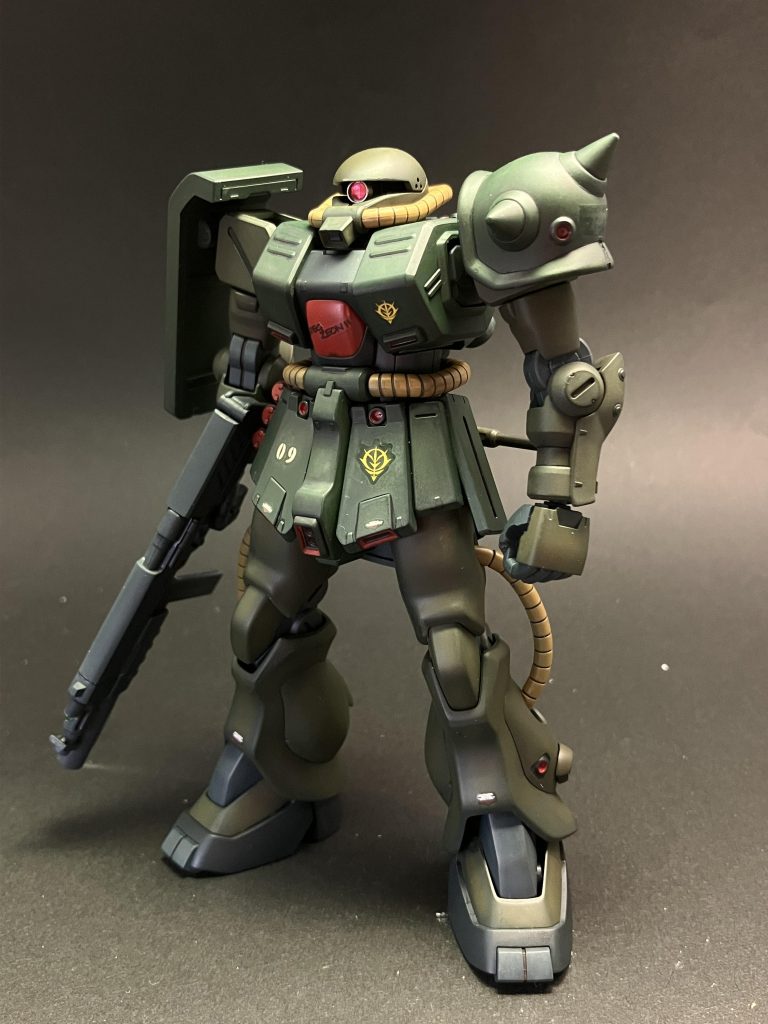 基本色が緑なので下地は基本色に青(タミヤのディープブルー)を混ぜています。基本色は薄緑がタミヤのオリーブグリーンとオリーブドラブを混ぜた物で濃い緑がタミヤのディープグリーンとブラックグリーンを混ぜたと思います…