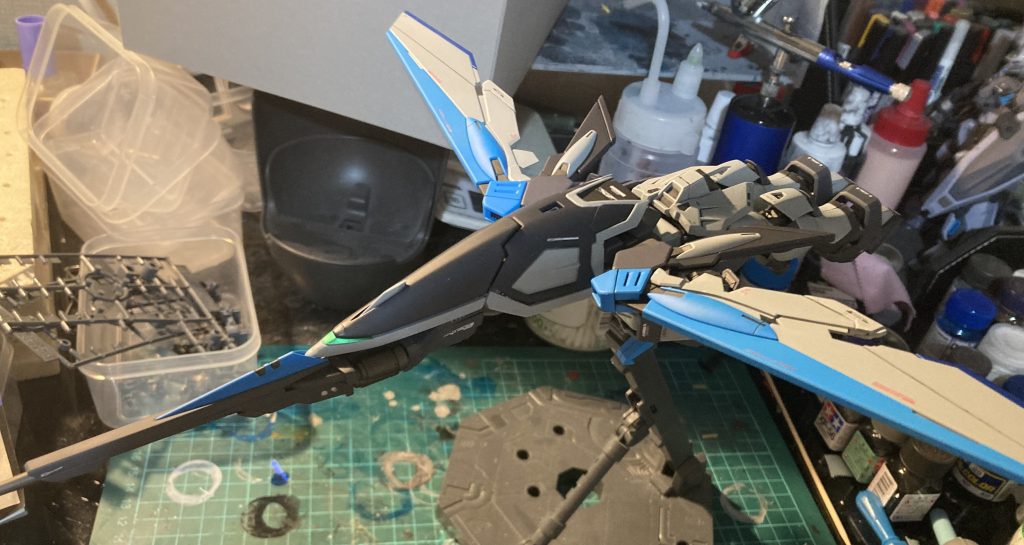 バードモード。可変機は擦れて塗料が削れたり、そもそもそこまで可変形態をカッコよく思えていないので変形させるのはこれっきりのはず。