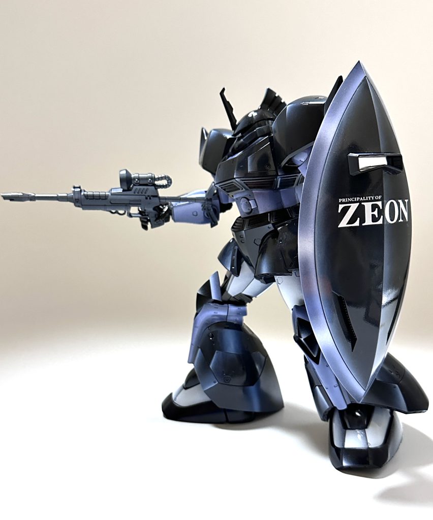 黒い三連星カラーは全体的に暗いので、明暗を付けた時にどのようになるか、、も試してみました。あと単純にこのカラーが好きなのですがザクなどキットが手に入らないので塗ってみたのもあります。元はシャア専用です。