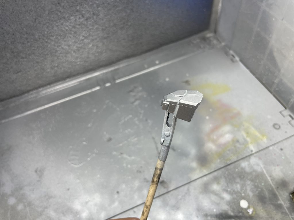 塗装はサフ、塗料、トップコートは水性カラー。墨入れとビコーンシステムはエナメル塗料です。ホワイト①:グランプリホワイト(下地にシルバー)ホワイト②:グランプリホワイトにガルグレー少々黒:タイヤブラック赤:メイレスケンブレッド黄色:オレンジイエロー関節:グレーバイオレットカメラ部分:メタリックグリーン後、エナメル蛍光グリーン