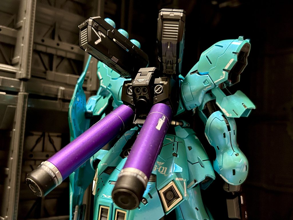 後ろ姿プロペラントタンクはメタルバイオレット、スーパークロームシルバー、ウィノーブラックをつや消しで仕上げ