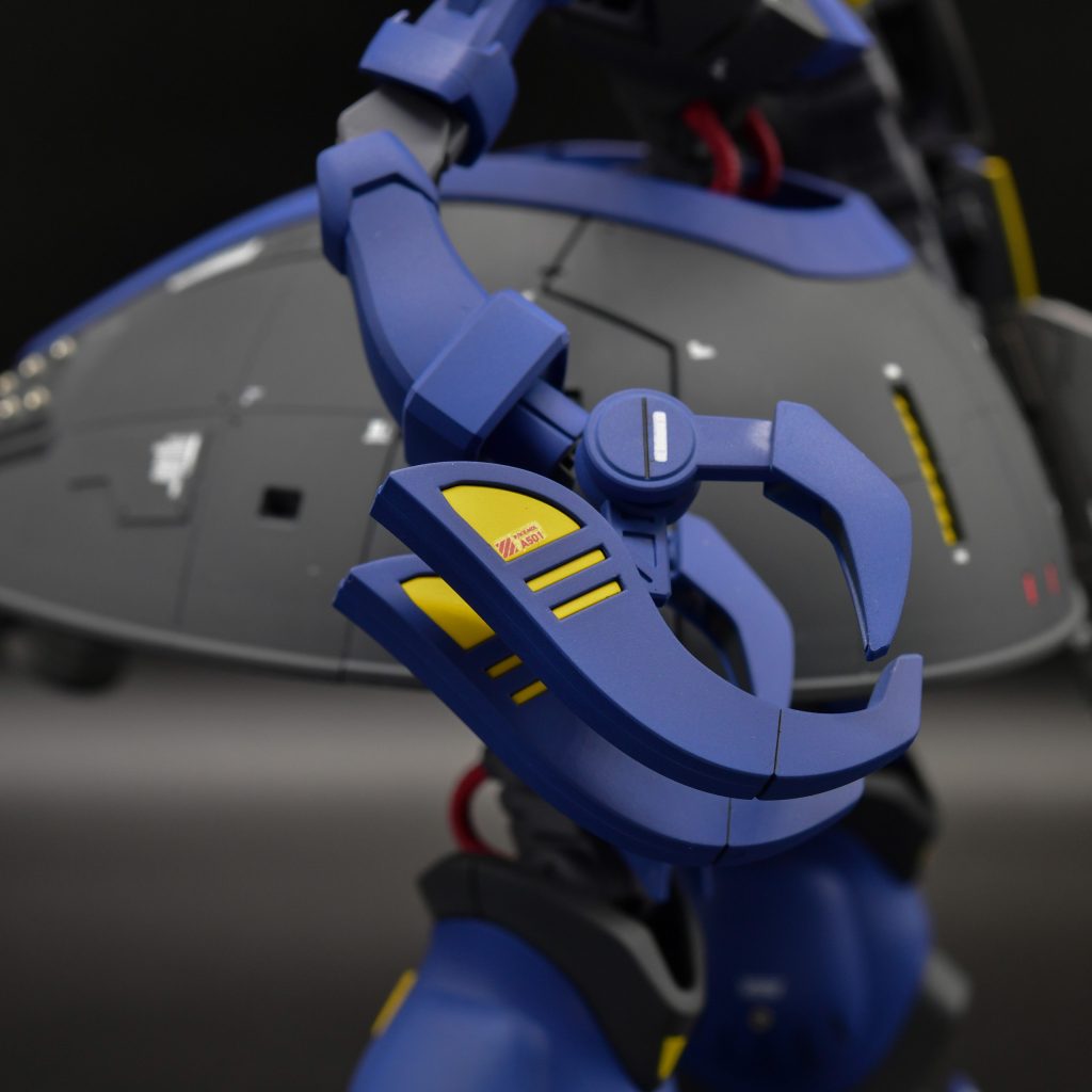 合わせ目消しは右腕だけやりました。初めて後ハメ加工をやりました。関節が緩くなったので調整。