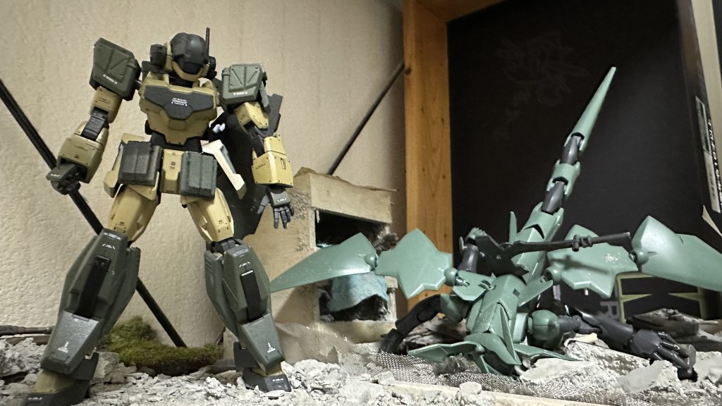 以下めっちゃ長いですし、妄想全開なため飛ばし読み推奨です😇設定解説① 戦後、急増したテロ対策として地球連邦軍で『官民行動サービス』という非正規戦部隊が組織された。この部隊は任務の性質上、正規軍に配備されている機体では些か都合が悪く、戦時体制下において民間企業でライセンス生産が行われていたとあるアデルの民生機に白羽の矢が立った。この機体は基本設計や外観こそ旧式であるものの、装甲や内部フレームなどは現行のマークIIに匹敵するスペックを誇り、シャルドールに代わるレース機やPMCの警備用MSとして使用されるなどの信頼性も兼ね揃えていた。これを改修し、対テロ任務に特化した機体として改修したものが『クロシェット・ビシュ』である。