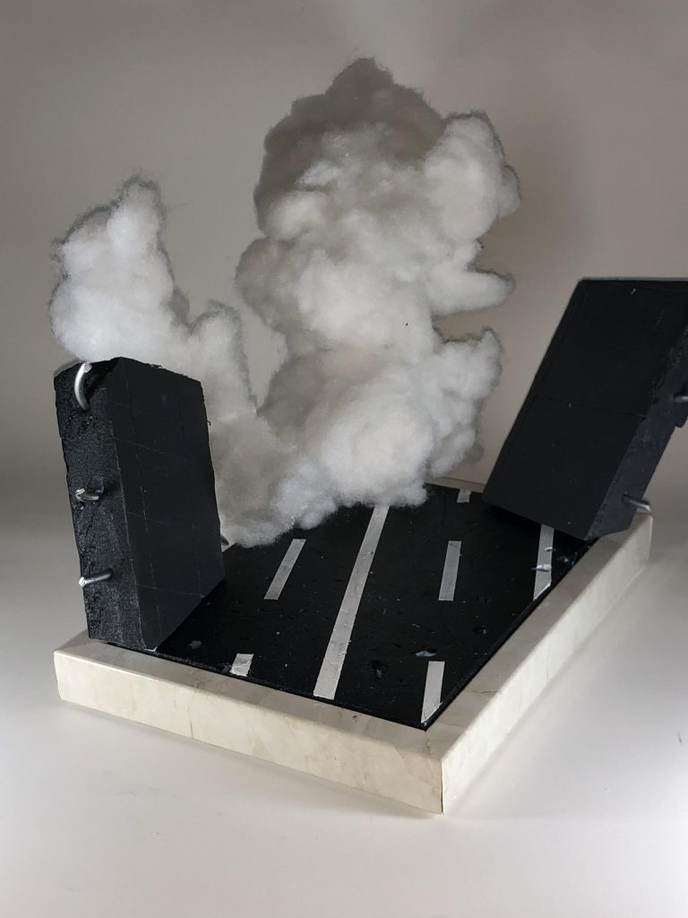 今回作成したジオラマです。百均で販売されている素材を使用して製作しました。煙と瓦礫は一応取り外すことができます。 