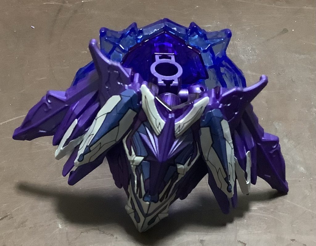 腰部の組み立てサイドアーマーは他SDキットと同様足についているので腰に付ける場所はありません。そういえばこのフロントスカートやリアスカートのパーツは紫のクリアパーツの上にシールを貼ったパーツを被せる感じなんですが、上のパーツを外した状態の形態的な物があるんでしょうか。