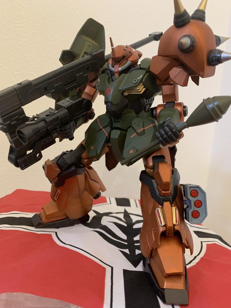 ガルマザビが、戦死する前に子を成して居たら劇場版が正史という説で行けば、イセリナ恋の後を回避しイセリナ生存からのエッシェンバッハに子が居てもおかしくないのでは?アクシズショック、従姉妹の演説、同い年のマフティー動乱。激動の宇宙世紀にカレンは何を思うのか?という妄想から生まれた。エッシェンバッハの娘もちろんカラーリングは彼女の父ガルマザビのザクII FS型に似せニューヤーク戦争博物館に飾られた指揮官機から出た長距離砲撃の膨大なデータを利用した重力下での実弾兵器での戦闘を好みザクの右肩のシールドで左足を引いて身を守る戦闘スタイル