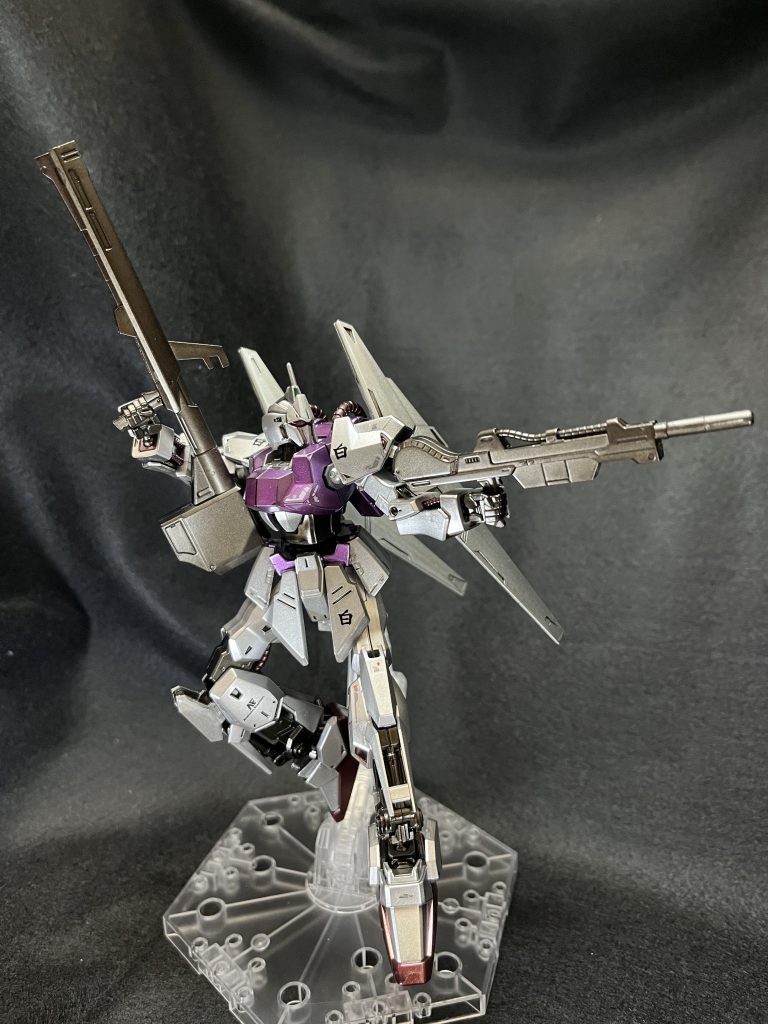機体フレームや武器は、ガイアノーツのガンメタルで塗装しました。重厚感がでて、いい感じになったと思います。