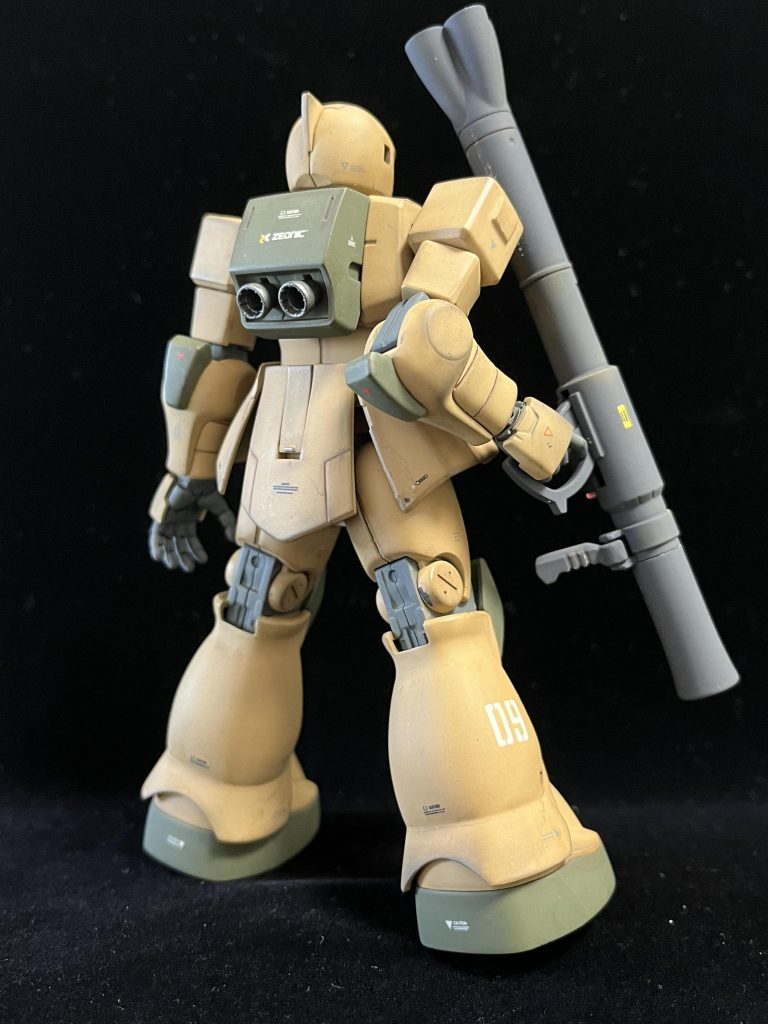 基本色の塗装後、ウェザリングマスターのマッドでエッジ部分を際立たせて、泥汚れにまみれた雰囲気にした後に、全体をウェザリングカラーのグレイッシュブラウンでウォッシングして仕上げてます。