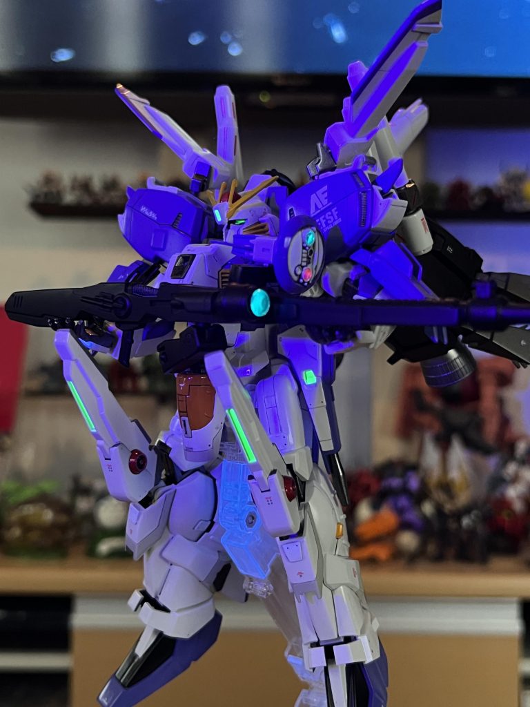 電飾の技術はないので、蛍光で発光表現です