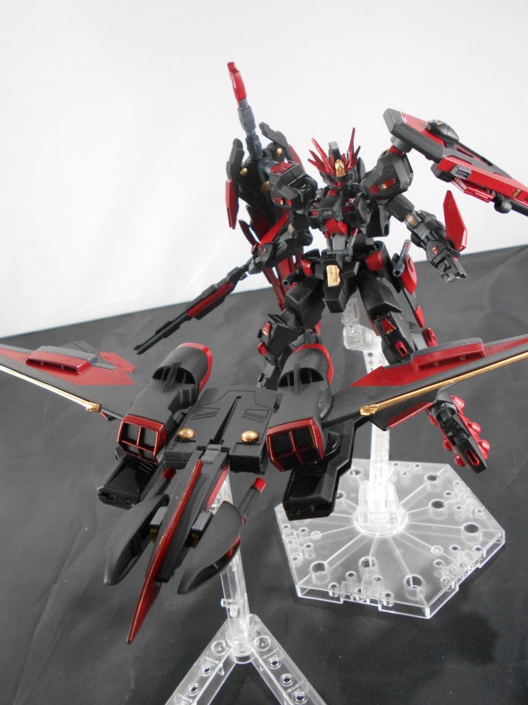 ファトゥム-01改、「グラトア」。ファトゥム-01にアスタロトオリジンのブースターを追加、ビーム砲の場所を移動しました。ブースターの追加で大幅に加速が可能で、ビーム砲の場所を移動することでバックパックにマウント時でも機首の動き次第でビーム砲を正面に撃つことが可能です。「グラトア」はギリシャ語で「火傷」のアナグラムです。