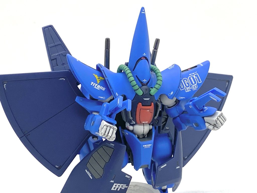 エイみたいな(笑)高機動のMA形態です。台座を踏んで壊してしまい、上手く飾れていないのですが・・・。