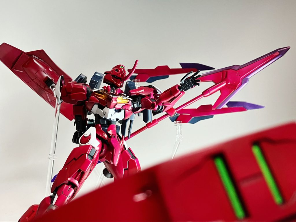 これに乗るグエルのモチーフは、ドラゴンボールで言うところの未来のトランクスです。主な敵はルブリスソーンとウル、闇落ちとまでは行きませんがアーシアンのガンダムを破壊するために自らガンダムを駆るダークヒーロー的ポジションです。そのためツインアイはグリーンじゃなくて個人的グエルを象徴とするパープルにしました。「これは俺の戦いだ!俺が…、俺だけの…!」byグエル・ジェターク