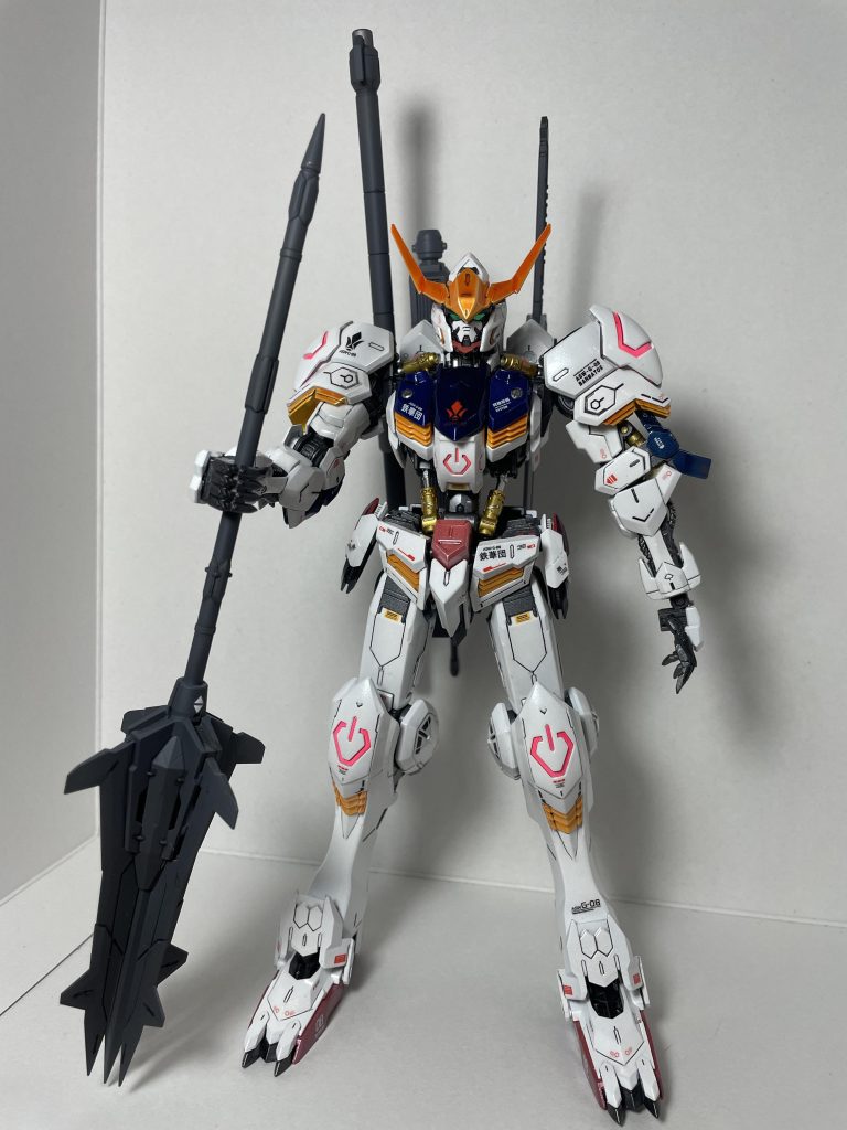 サフを吹いてから、基本色、パール、クリアを各3回ずつ吹き、デカールを貼った後にさらにクリアを3回吹きました。お陰で噛み合わなくなるパーツもあり、冷や汗なところもありました。