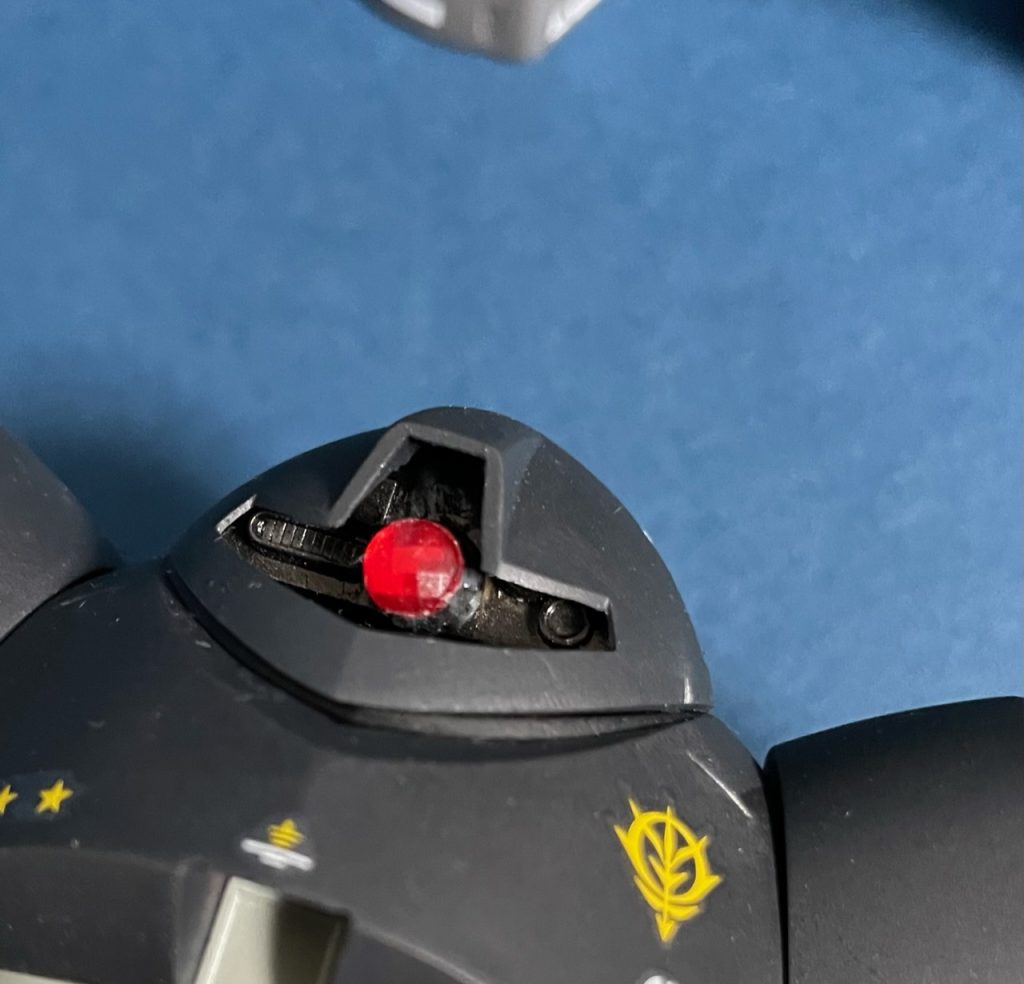 今回は唯一、モノアイだけ手を加えました。さすがにシール貼るだけではショボいので、、