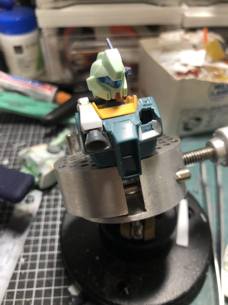 ジム3の胸部を削り、プラ板で作った装甲を装着