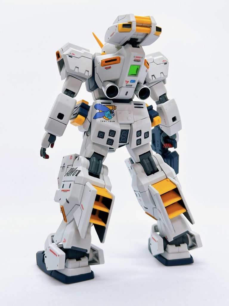 背部のブーストポッドは塗り分けと控えめのスジボリでリアル感が出るようにしました。中央部の大きいセンサーはグリーンのメタリックシールをレジンでコーティングしてます、その下にゴットハンドさんのスピンブレードとスジボリ堂さんのBMCタガネ1.2mmでマイナスモールドを彫り、メタリックシールとレジンコーティングでセンサーを増設してます。左足のAW01のマーキングはヘイズル改を運用するT3部隊の母艦アスワン(Aswan)を表現してます。