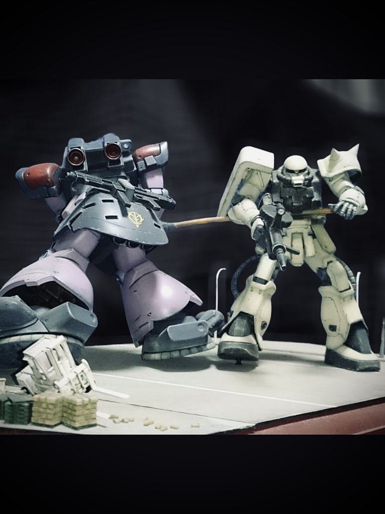 「あれは…ザクか⁉︎」「連邦に降ったのか…その姿は忍びん」基地らしい建物や小物を配置すればもっと良かったー。