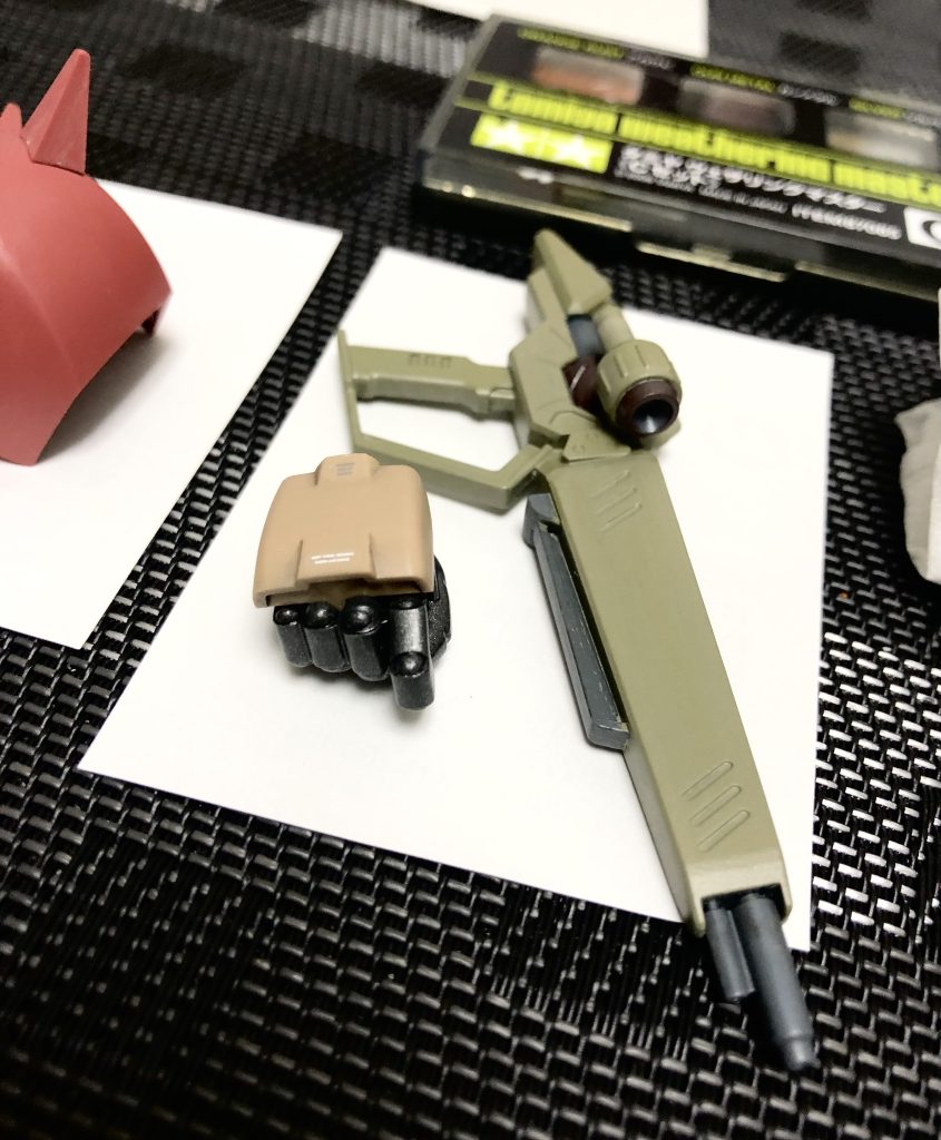 筆塗りなんで🧑🎨 ライフルは、塗るたびに下地を剥いだりムラが出たり…失敗しては繰り返す作業でした😰 細かいし成型色と違うからムラが出やすく、やり難かったなあ…