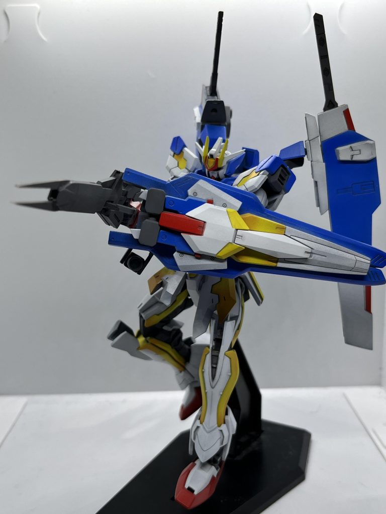 バインダー中央にはロングライフルと主力のビームピストルを収容可能また中央部分にはグリップがありシールドとして手に持つことが可能です