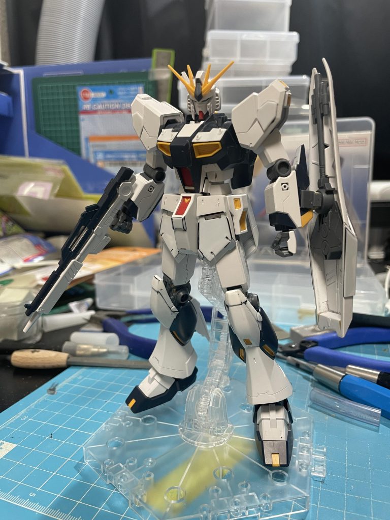 既存のディティールアップパーツは使わずにプラ板工作と筋彫りで今回は挑みました。RG、MG、他者様の作例を眺めながら真似できそうなところを徹底的にパクっております。