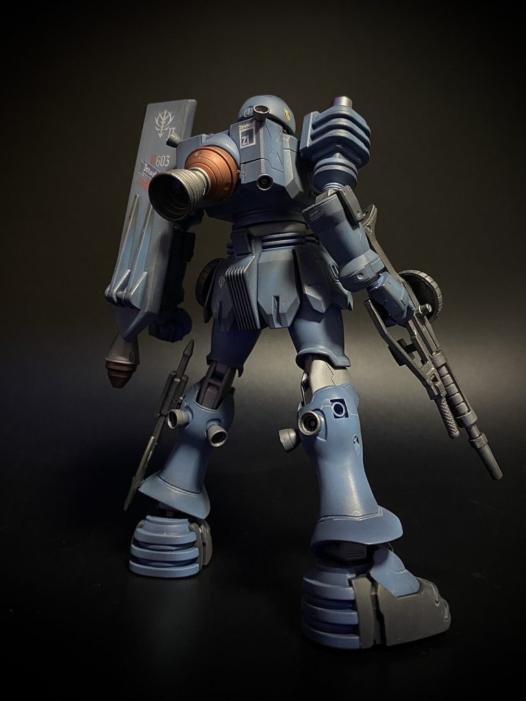 色は紫からブルー系に、全体に暗めにして重厚感が出るように頑張りました。